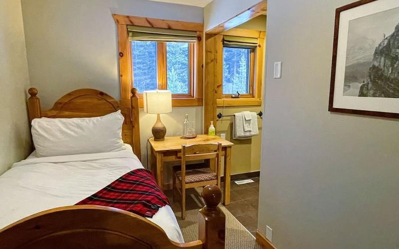 Lodge Single Room (Chickadee)